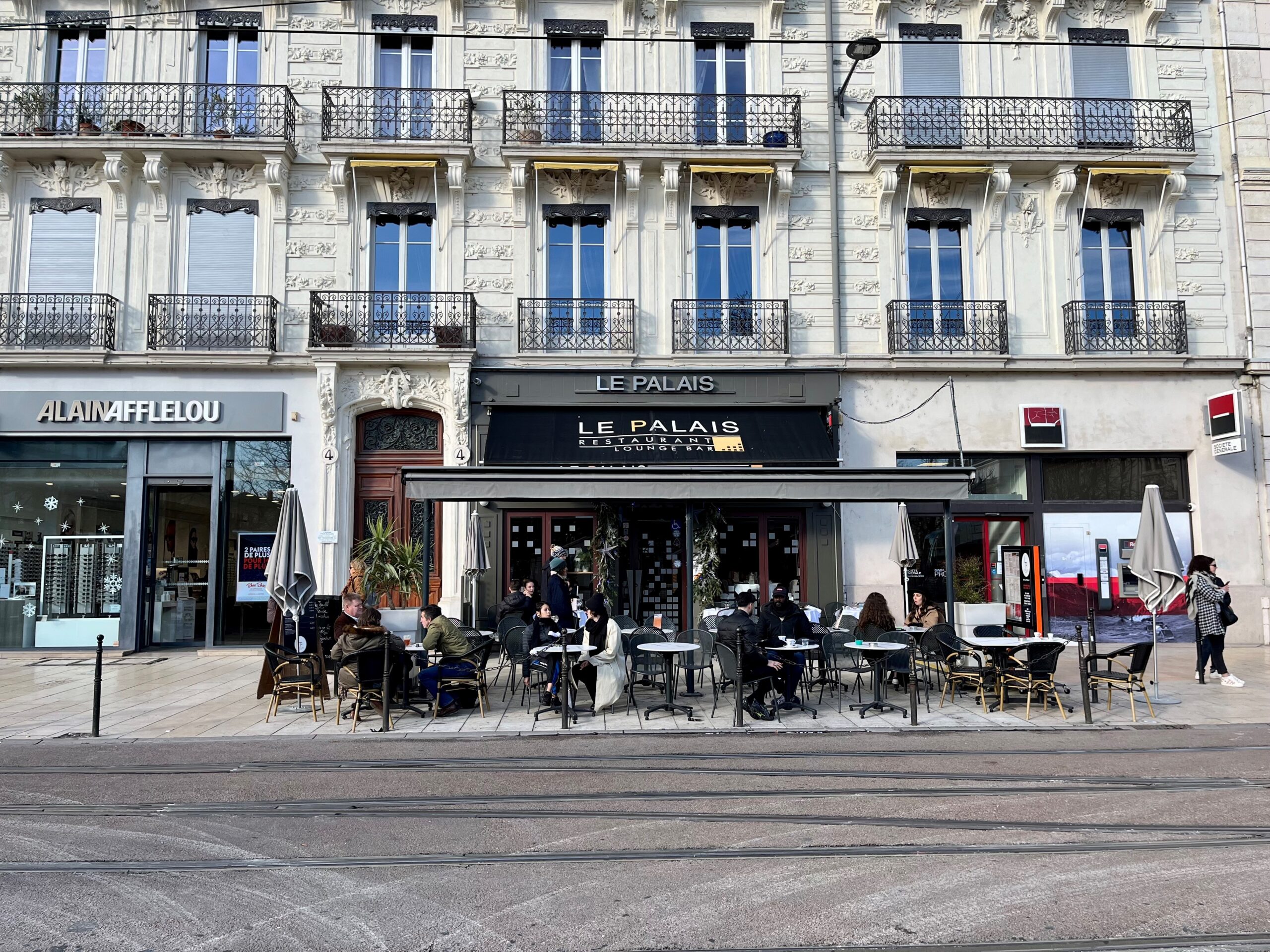 Le bar dans lequel se sont réfugiés les protagonistes